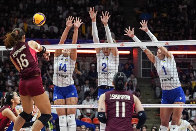 FIVB Women s Nations League 2026. Pimpichaya Kokram of Thailand and Daria Sharhorodska and Diana Meliushkyna of Ukraine in action during the FIVB Women s Volleyball Nations League match between Thailand and Ukraine in Bangkok, Thailand, on June 17, 2026. Bangkok Bangkok Thailand  Copyright: xAnusakxLaowilasx originalFilename:laowilas-notitle260617_npEpo.jpg