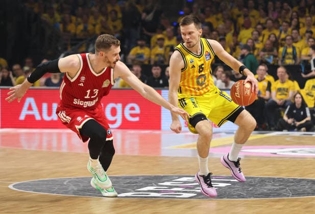 Andreas Obst, Martin Hermannsson with the ball; one-on-one; game scene; action; sports; basketball; BBL; Bundesliga; mens; playoff; Game 3 of the finals; 2025–2026 season; June 17, 2026; ALBA Berlin vs. Bayern Munich,detected_source_language