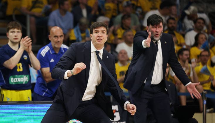 Head Coach Pedro Calles cheers on the team; Assistant Coach Sebastian Trzcionka in action; Upper Body; Sports; Basketball; BBL; Bundesliga; Mens; Playoff Final 3; Game; 2025–2026 Season; June 17, 2026; ALBA Berlin vs. Bayern Munich,detected_source_language
