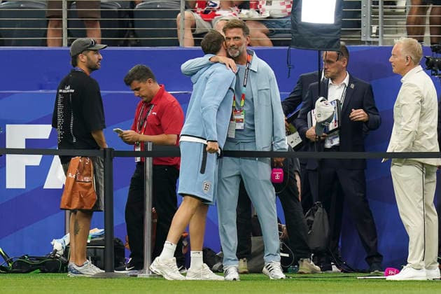 England v Croatia, FIFA World Cup, WM, Weltmeisterschaft, Fussball 2026 England midfielder Jordan Henderson (14) and Jürgen Klopp embrace during the England v Croatia FIFA WORLD CUP 2026 Group L match at Dallas Stadium, Arlington, United States on 17 June 2026 Credit: Eleanor Hoad Every Second Media Editorial use only. All images are copyright Every Second Media Limited. No images may be reproduced without prior permission. Copyright: xIMAGO EveryxSecondxMediax ESM-2043-0007 EleanorxHoadx xEveryxSecondxMediax