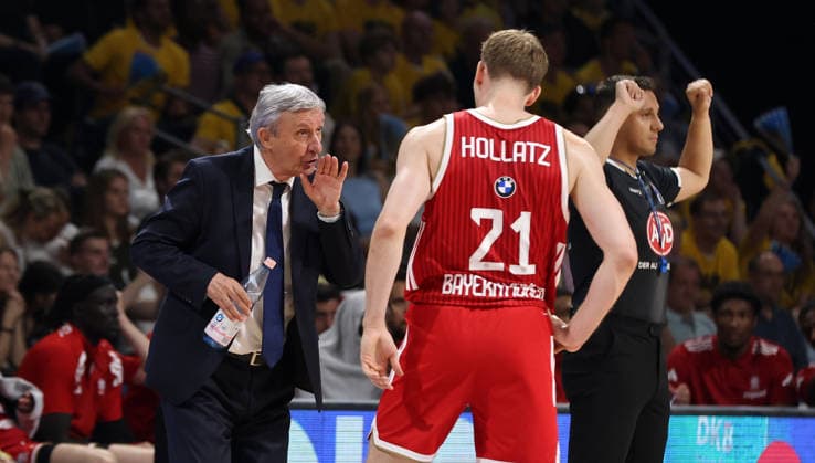 Coach Svetislav Pesic talks with Justus Hollatz. Action. Upper body. Sports. Basketball. BBL. Bundesliga. Mens. Playoff Final 3. Game. 2025–2026 season. June 17, 2026. ALBA Berlin vs. Bayern Munich,detected_source_language