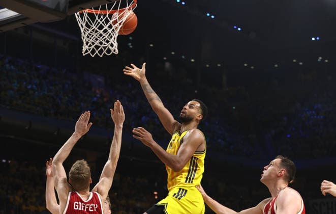 Niels Giffey, Norris Agbakoko with the ball; one-on-one; game action; sports; basketball; BBL; Bundesliga; mens; playoff; Game 3; 2025–2026 season; June 17, 2026; ALBA Berlin vs. Bayern Munich,detected_source_language