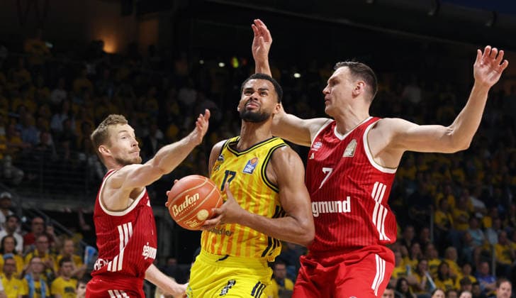 Niels Giffey, Norris Agbakoko with the ball, Johannes Voigtmann in a duel; game scene, action, sports, basketball, BBL, Bundesliga, mens playoffs, Game 3 of the finals, 2025–2026 season, June 17, 2026, ALBA Berlin vs. Bayern Munich,detected_source_language