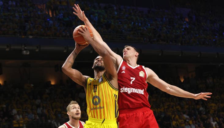 Niels Giffey, Norris Agbakoko with the ball, Johannes Voigtmann in a duel; game scene, action, sports, basketball, BBL, Bundesliga, mens playoffs, Game 3 of the finals, 2025–2026 season, June 17, 2026, ALBA Berlin vs. Bayern Munich,detected_source_language