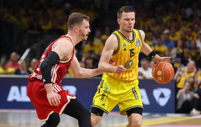 Andreas Obst, Martin Hermannsson with the ball; one-on-one; game scene; action; sports; basketball; BBL; Bundesliga; mens; playoff; Game 3; 2025–2026 season; June 17, 2026; ALBA Berlin vs. Bayern Munich,detected_source_language
