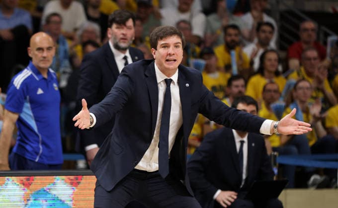 Coach Pedro Calles gives instructions; Upper Body Action; Sports; Basketball; BBL; Bundesliga; Mens; Playoff Final 3; Game; 2025–2026 Season; June 17, 2026; ALBA Berlin vs. Bayern Munich,detected_source_language