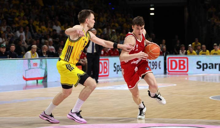Martin Hermannsson, Nenad Dimitrijevic with the ball, one-on-one, game action, sports, basketball, BBL, Bundesliga, mens, playoffs, Game 3 of the finals, 2025–2026 season, June 17, 2026, ALBA Berlin vs. Bayern Munich,detected_source_language