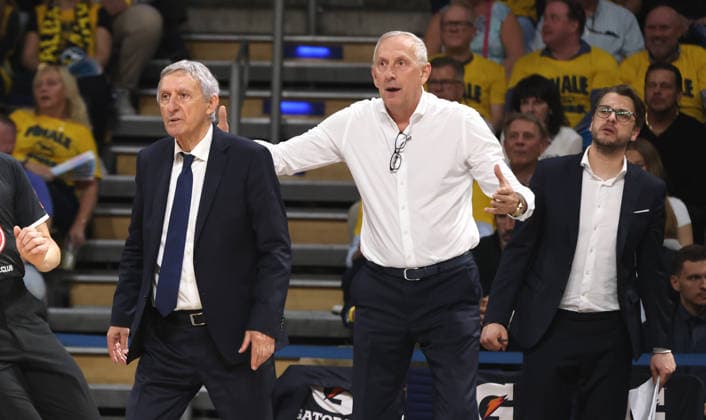 Head Coach Svetislav Pesic, Assistant Coach Emir Mutapcic, Upper Body Action, Sports, Basketball, BBL, Bundesliga, Mens Playoffs, Game 3 of the Finals, 2025–2026 Season, June 17, 2026, ALBA Berlin vs. Bayern Munich,detected_source_language