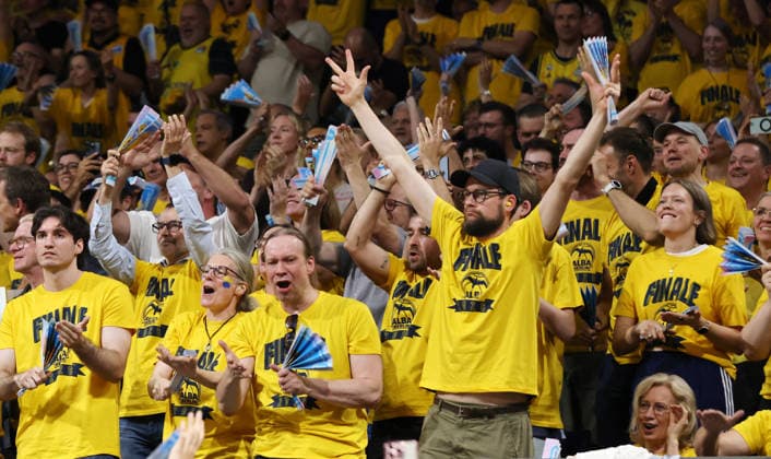 Alba fans cheer a three-pointer