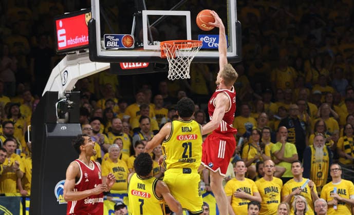 Michael Rataj, Niels Giffey on the ball, one-on-one, game action, sports, basketball, BBL, Bundesliga, mens, playoff, Game 3, 2025–2026 season, June 17, 2026, ALBA Berlin vs. Bayern Munich,detected_source_language
