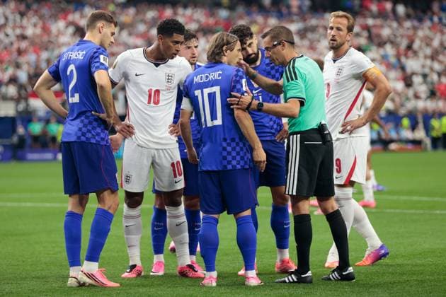 DALLAS, 17-06-2026, Dallas AT&T Stadium, World Cup 2026 Match between England and Croatia. Picture shows Croatia player Josip Stanisic, England player Jude Bellingham, Croatia player Luka Modric, Croatia player Josko Gvardiol, referee Clement Turpin, England player Harry Kane England - Croatia (World Cup 2026)  x204428706x Copyright: