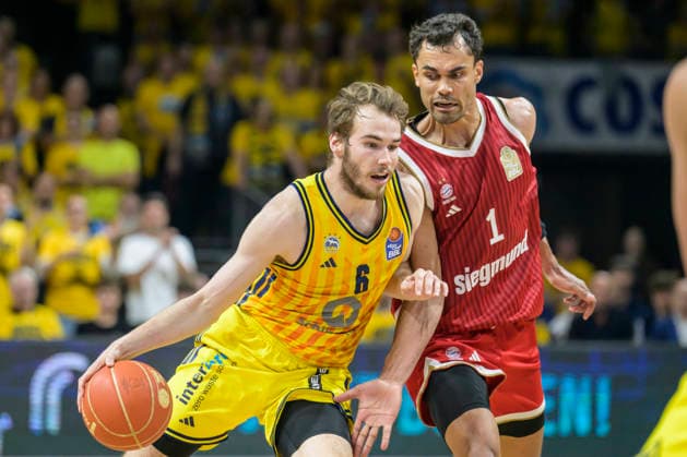 In the photo, from left to right, on the offensive Copyright: HMBxMedia UwexKoch