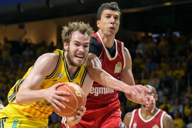 im Bild v.l.: Malte Delow (ALBA 6), Vladimir Luèiæ (FCB 11), Zweikampf, Action, Kampf, kaempft um den Ball, GER, Berlin, Basketball, Alba Berlin vs FC Bayern Basketball, Albatrosse, Finalspiel 3 um die Deutsche Meisterschaft, in der Max-Schmeling-Halle, 17.06.2026, *** In the photo, from left Copyright: HMBxMedia UwexKoch