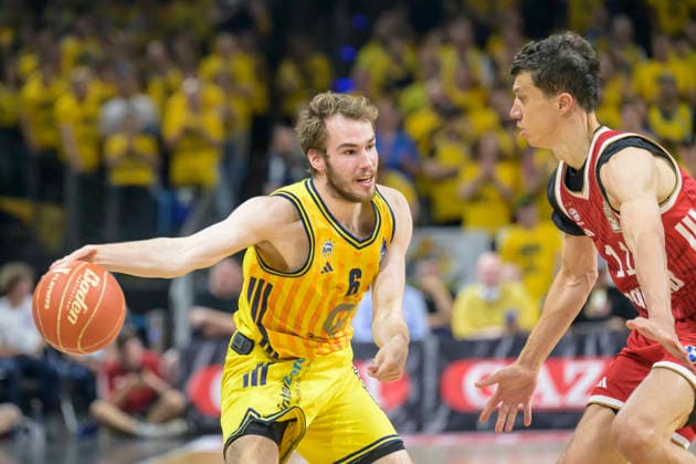 In the photo, from left Copyright: HMBxMedia UwexKoch