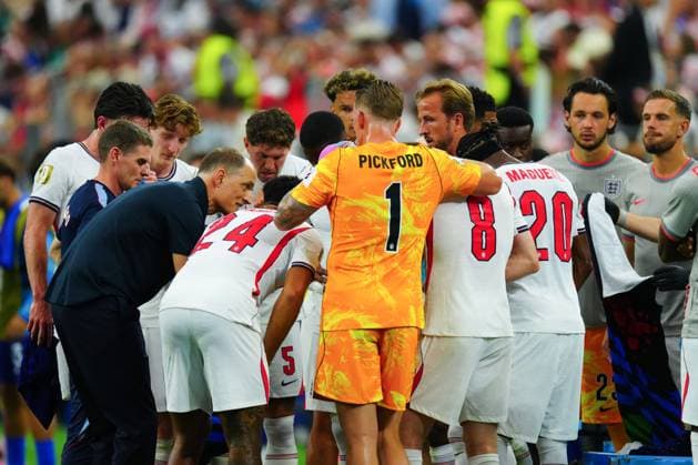 Thomas Tuchel, coach of England talks to the players during the hydration break England v Croatia, 2026 FIFA World Cup, WM, Weltmeisterschaft, Fussball Group L, Football, Dallas Stadium, Arlington, Texas, USA - 17 Jun 2026Arlington Dallas Stadium Texas (TX) United States of America EDITORIAL USE ONLY No use with unauthorised audio, video, data, fixture lists, club league logos or live services. Online in-match use limited to 120 images, no video emulation. No use in betting, games or single club league player publications.  Copyright: xJavierxGarcia Shutterstockx 16928920bg