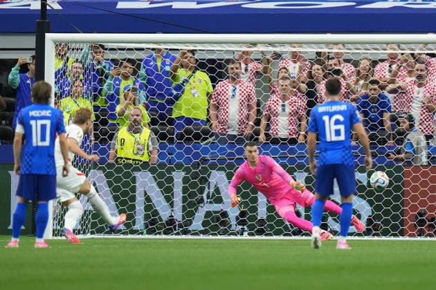 FIFA World Cup, WM, Weltmeisterschaft, Fussball 2026 - Group L - England vs Croatia Harry Kane of England (2-L) scores the 1-0 goal from the penalty spot against goalkeeper Dominik Livakovic of Croatia (2-R) during the FIFA World Cup 2026 group stage match England against Croatia, in Dallas, Texas, USA, 17 June 2026. DALLAS United States  Copyright: xJEFFREYxMCWHORTERx