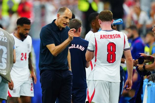 Thomas Tuchel, coach of England talks to Elliot Anderson during the hydration break England v Croatia, 2026 FIFA World Cup, WM, Weltmeisterschaft, Fussball Group L, Football, Dallas Stadium, Arlington, Texas, USA - 17 Jun 2026Arlington Dallas Stadium Texas (TX) United States of America EDITORIAL USE ONLY No use with unauthorised audio, video, data, fixture lists, club league logos or live services. Online in-match use limited to 120 images, no video emulation. No use in betting, games or single club league player publications.  Copyright: xJavierxGarcia Shutterstockx 16928920bh