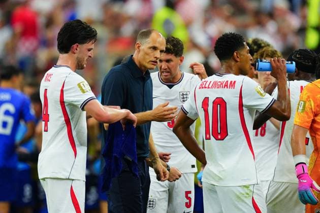 Declan Rice, Jude Bellingham and Thomas Tuchel, coach of England during the hydration break England v Croatia, 2026 FIFA World Cup, WM, Weltmeisterschaft, Fussball Group L, Football, Dallas Stadium, Arlington, Texas, USA - 17 Jun 2026Arlington Dallas Stadium Texas (TX) United States of America EDITORIAL USE ONLY No use with unauthorised audio, video, data, fixture lists, club league logos or live services. Online in-match use limited to 120 images, no video emulation. No use in betting, games or single club league player publications.  Copyright: xJavierxGarcia Shutterstockx 16928920bi