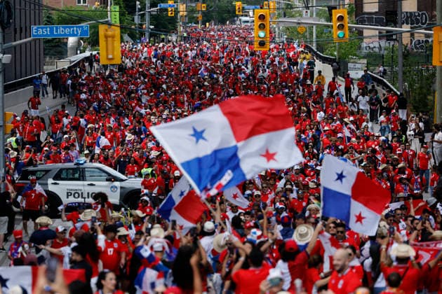 A Panama fan cheers on his team ahead of their 2026 FIFA World Cup, WM, Weltmeisterschaft, Fussball Group L match against Ghana in Toronto, Canada, 17 June 2026. Panama fans take to the streets on their way to Toronto stadium !ACHTUNG: NUR REDAKTIONELLE NUTZUNG!  Copyright: xBienvenidoxVelascox GR3393 20260617-55020627550_1