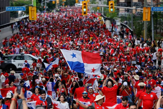 A Panama fan cheers on his team ahead of their 2026 FIFA World Cup, WM, Weltmeisterschaft, Fussball Group L match against Ghana in Toronto, Canada, 17 June 2026. Panama fans take to the streets on their way to Toronto stadium !ACHTUNG: NUR REDAKTIONELLE NUTZUNG!  Copyright: xBienvenidoxVelascox GR3392 20260617-55020627551_1