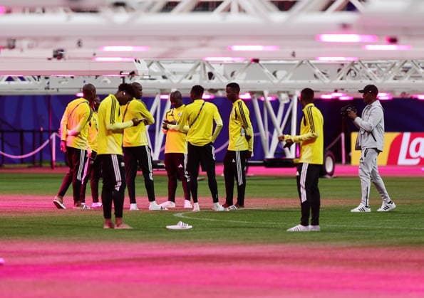 FIFA World Cup, WM, Weltmeisterschaft, Fussball 2026 - South Africa press conference, PK, Pressekonferenz South Africa players inspect under grow light the pitch of the Atlanta Stadium following a press conference in Atlanta, Georgia, USA, 17 June 2026. South Africa will face Czechia on 18 June in a FIFA World Cup 2026 group A match. ATLANTA United States  Copyright: xRONALDxWITTEKx
