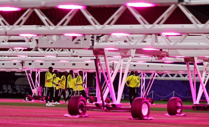 FIFA World Cup, WM, Weltmeisterschaft, Fussball 2026 - South Africa press conference, PK, Pressekonferenz South Africa players inspect under grow light the pitch of the Atlanta Stadium following a press conference in Atlanta, Georgia, USA, 17 June 2026. South Africa will face Czechia on 18 June in a FIFA World Cup 2026 group A match. ATLANTA United States  Copyright: xRONALDxWITTEKx