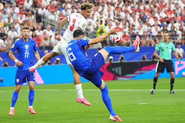 FIFA World Cup, WM, Weltmeisterschaft, Fussball 2026 - Group L - England vs Croatia Nico O Reilly of England (L) in action against Josip Sutalo of Croatia (R) during the FIFA World Cup 2026 group stage match England against Croatia, in Dallas, Texas, USA, 17 June 2026. DALLAS United States  Copyright: xJEFFREYxMCWHORTERx