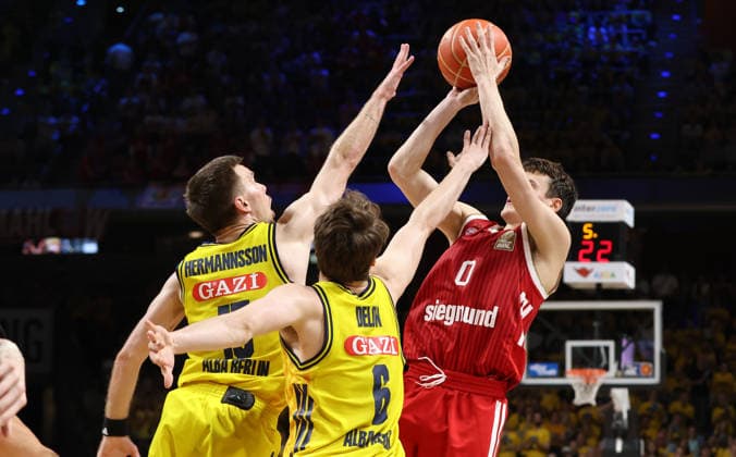 Martin Hermannsson, Malte Delow, Nenad Dimitrijevic with the ball; one-on-one; game scene; action; sports; basketball; BBL; Bundesliga; mens; playoff; Game 3; 2025–2026 season; June 17, 2026; ALBA Berlin vs. Bayern Munich,detected_source_language