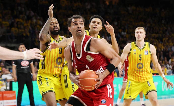 Oscar da Silva with the ball, J Wan Roberts, Jack Kayil, Sam Griesel; one-on-one, game action, sports, basketball, BBL, Bundesliga, mens, playoffs, Game 3 of the finals, 2025–2026 season, June 17, 2026, ALBA Berlin vs. Bayern Munich,detected_source_language