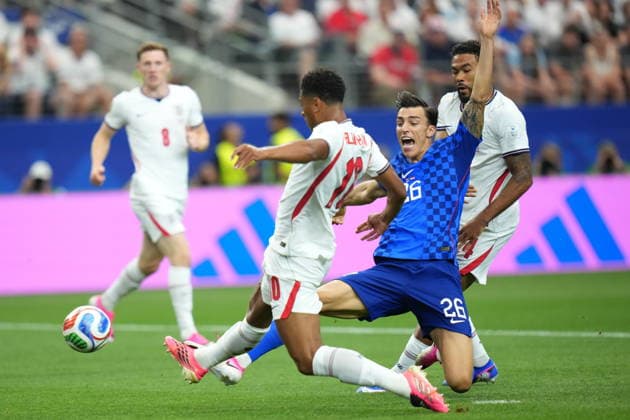 FIFA World Cup, WM, Weltmeisterschaft, Fussball 2026 - Group L - England vs Croatia Reece James (R) and Jude Bellingham (R) of England in action against Petar Musa of Croatia (C) during the FIFA World Cup 2026 group stage match England against Croatia, in Dallas, Texas, USA, 17 June 2026. DALLAS United States  Copyright: xJEFFREYxMCWHORTERx