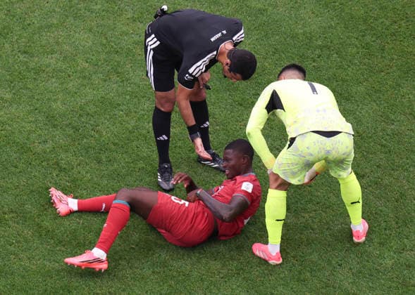 (260618) -- HOUSTON, June 18, 2026 (Xinhua) -- Nuno Mendes (C) of Portugal falls down during the group K match between Portugal and the Democratic Republic of the Congo (DRC) at the 2026 FIFA World Cup, WM, Weltmeisterschaft, Fussball at Houston Stadium in Houston, the United States, June 17, 2026. (Xinhua Xu Zijian) (SP)U.S.-HOUSTON-FOOTBALL-FIFA WORLD CUP-GROUP K-POR VS COD !ACHTUNG: NUR REDAKTIONELLE NUTZUNG!  Copyright: xXuxZijianx 0859402496st