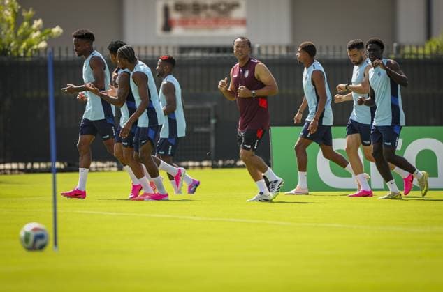 June 17, 2026, Tampa, Florida, USA: Cape Verde manager Bubista, center, runs with his team during practice Wednesday, June 17, 2026 in Tampa. Tampa USA - ZUMAs70_ 0859404455st Copyright: xChrisxUrsox