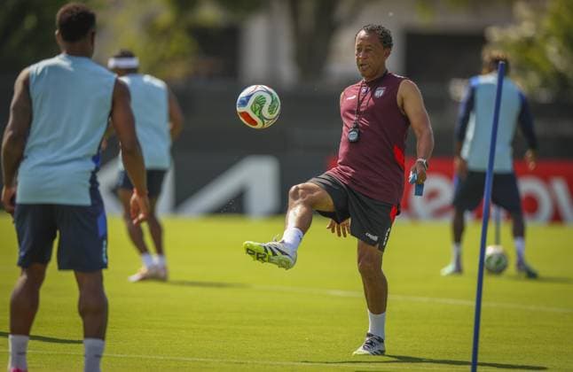 June 17, 2026, Tampa, Florida, USA: Cape Verde manager Bubista kicks the ball during practice Wednesday, June 17, 2026 in Tampa. Tampa USA - ZUMAs70_ 0859404458st Copyright: xChrisxUrsox