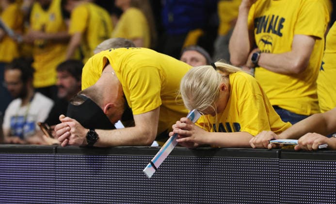 Alba Fans enttäuscht nach Spielende Enttäuschung Basketball BBL Bundesliga Herren Play Off Finale 3.Spiel Saison 2025 2026 17.06.2026 ALBA Berlin vs. Bayern München *** Alba Fans Disappointed After the Game Disappointment Sports Basketball BBL Bundesliga Mens Playoff Game 3 of the 2025–2026 Season June 17, 2026 ALBA Berlin vs. Bayern Munich,detected_source_language