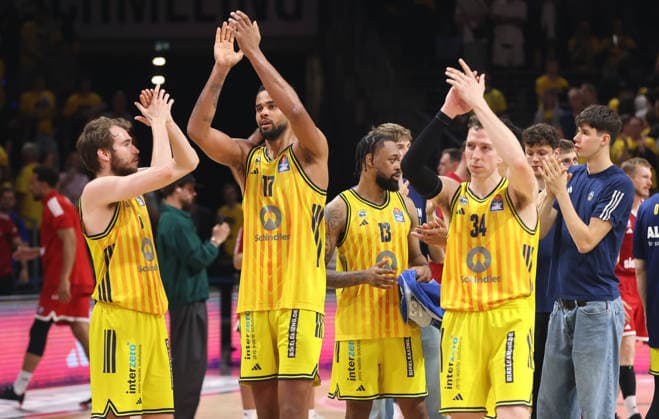 Malte Delow, Norris Agbakoko, J Wan Roberts, and Justin Bean wave to the fans. Sports