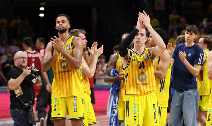 Norris Agbakoko, Justin Bean klatscht zu den Fans Basketball BBL Bundesliga Herren Play Off Finale 3.Spiel Saison 2025 2026 17.06.2026 ALBA Berlin vs. Bayern München *** Norris Agbakoko and Justin Bean high-five the fans. Sports, Basketball, BBL, Bundesliga, Mens Playoffs, Game 3 of the Finals, 2025–2026 Season, June 17, 2026, ALBA Berlin vs. Bayern Munich,detected_source_language