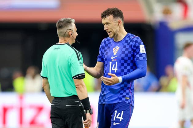 England v Croatia: Group L - FIFA World Cup, WM, Weltmeisterschaft, Fussball 2026 Referee Clement Turpin speaks with Ivan Perisic of Croatia during the FIFA World Cup 2026 Group L match between England and Croatia at Dallas Stadium on June 17, 2026 in Dallas, Texas.  SanjinxStrukic PIXSELL