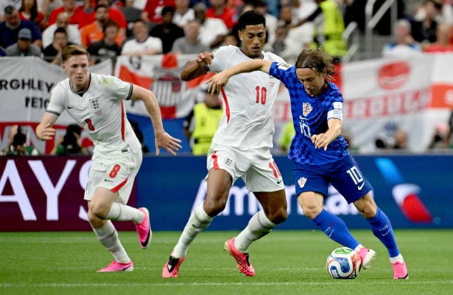 FIFA World Cup, WM, Weltmeisterschaft, Fussball 2026 - Group L - England vs Croatia Jude Bellingham (C) of England in action against Luka Modric (R) of Croatia during the FIFA World Cup 2026 group stage match England against Croatia, in Dallas, USA, 17 June 2026. DALLAS United States  Copyright: xALBERTxPENAx