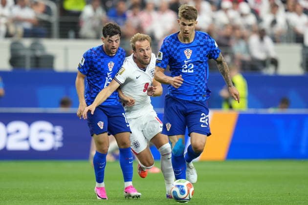 FIFA World Cup, WM, Weltmeisterschaft, Fussball 2026 - Group L - England vs Croatia Harry Kane of England (C) in action against Martin Baturina (L) and Luka Vuskovic of Croatia (R) during the FIFA World Cup 2026 group stage match England against Croatia, in Dallas, Texas, USA, 17 June 2026. DALLAS United States  Copyright: xJEFFREYxMCWHORTERx