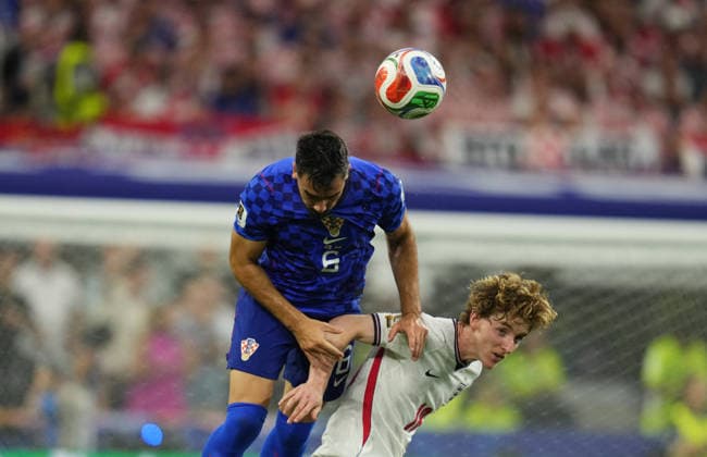 Josip Sutalo of Croatia and Anthony Gordon of England battle for the ball during the England vs. Croatia match in Group L of the 2026 FIFA World Cup at Dallas Stadium in Arlington, United States, on June 17, 2026. Photo by DeFodi Images (Thor Wegner),detected_source_language