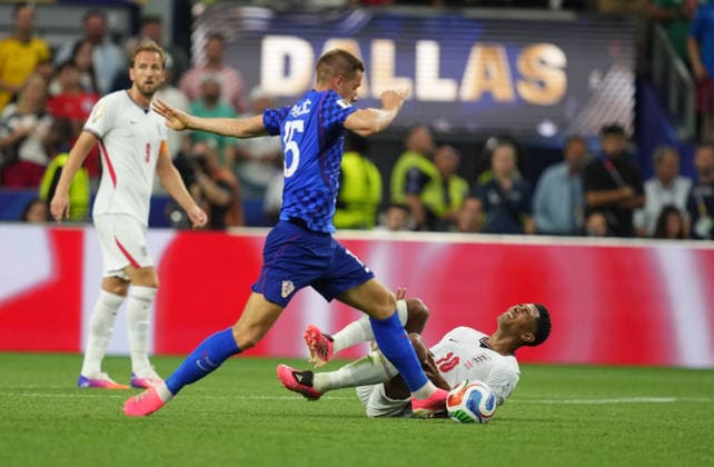 Mario Pasalic of Croatia and Jude Bellingham of England battle for the ball during the England vs. Croatia match in Group L of the 2026 FIFA World Cup at Dallas Stadium in Arlington, United States, on June 17, 2026. Photo by DeFodi Images (Thor Wegner),detected_source_language