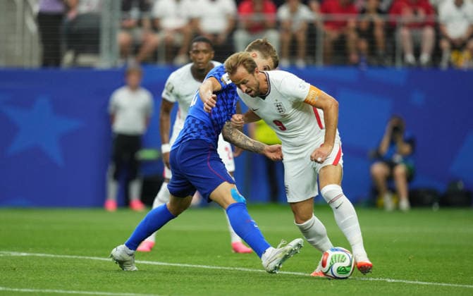 Harry Kane of England and Luka Vuskovic of Croatia battle for the ball during the England vs. Croatia match in Group L of the 2026 FIFA World Cup at Dallas Stadium in Arlington, United States, on June 17, 2026. Photo by Thor Wegner, DeFodi Images,detected_source_language