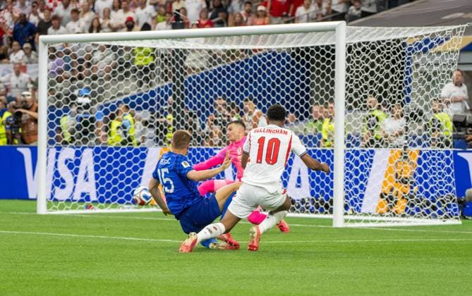 Soccer, Mens, 2026 FIFA World Cup in Mexico, Canada, and the U.S., Match in Dallas, Group L, Matchday 1, England vs. Croatia; Jude Bellingham of England scores the goal to make it 3–2 against Mario Pasalic of Croatia and goalkeeper Dominik Livakovic of Croatia, June 17, 2026,,detected_source_language Copyright: xMatthiasxKochx