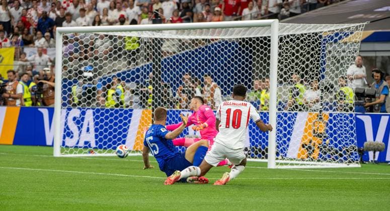 Soccer, Mens, 2026 FIFA World Cup in Mexico, Canada, and the U.S., Group L match in Dallas, Matchday 1, England vs. Croatia; Jude Bellingham of England scores the goal to make it 3–2 against Mario Pasalic of Croatia and goalkeeper Dominik Livakovic of Croatia, June 17, 2026,,detected_source_language Copyright: xMatthiasxKochx