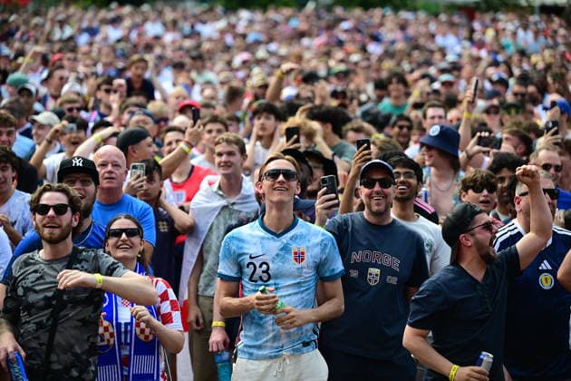 Fans watch England-Croatia match at FIFA Fan Festival in Boston BOSTON, UNITED STATES - JUNE 17: Football fans watch the 2026 FIFA World Cup, WM, Weltmeisterschaft, Fussball Group L match between England and Croatia on a giant screen at the FIFA Fan Festival in Boston, United States, on June 17, 2026. Supporters gathered at the fan zone to follow the match and cheer for their teams. Abdulhamid Hosbas Anadolu Massachusetts United States. Editorial use only. Please get in touch for any other usage.  Copyright: x2026xAnadoluxAbdulhamidxHosbasx
