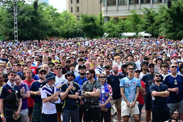 Fans watch England-Croatia match at FIFA Fan Festival in Boston BOSTON, UNITED STATES - JUNE 17: Football fans watch the 2026 FIFA World Cup, WM, Weltmeisterschaft, Fussball Group L match between England and Croatia on a giant screen at the FIFA Fan Festival in Boston, United States, on June 17, 2026. Supporters gathered at the fan zone to follow the match and cheer for their teams. Abdulhamid Hosbas Anadolu Massachusetts United States. Editorial use only. Please get in touch for any other usage.  Copyright: x2026xAnadoluxAbdulhamidxHosbasx