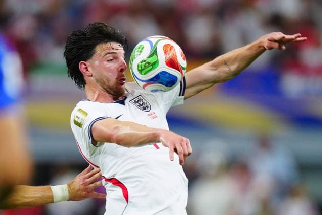 Declan Rice of England England v Croatia, 2026 FIFA World Cup, WM, Weltmeisterschaft, Fussball Group L, Football, Dallas Stadium, Arlington, Texas, USA - 17 Jun 2026Arlington Dallas Stadium Texas (TX) United States of America EDITORIAL USE ONLY No use with unauthorised audio, video, data, fixture lists, club league logos or live services. Online in-match use limited to 120 images, no video emulation. No use in betting, games or single club league player publications.  Copyright: xJavierxGarcia Shutterstockx 16928920dc