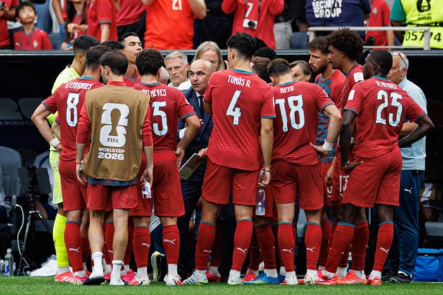 Roberto Martinez and players of Portugal seen in a tough discussion during FIFA World Cup, WM, Weltmeisterschaft, Fussball 2026 game between national teams of Portugal and DR Congo (Grzegorz Wajda Ball Raw Images) Arlington Dallas Stadium USA Copyright: xGrzegorzxWajdax grzegorzwajda_portugal_congo_2526_7-45