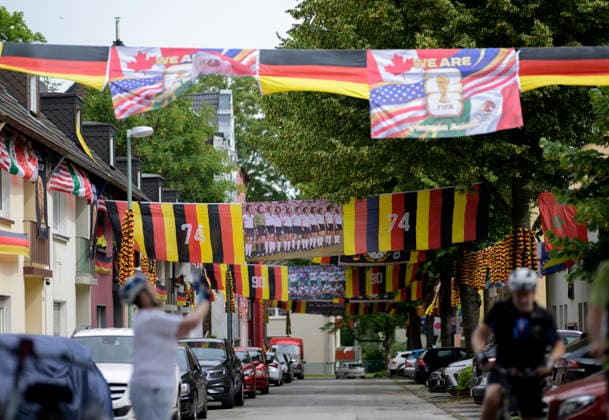 Flaggenmeer zur Fussball WM in der Rullichstrasse in Essen, am 17.06.2026 in Essen Deutschland. *** A sea of flags for the World Cup on Rullichstrasse in Essen, on June 17, 2026, in Essen, Germany,detected_source_language