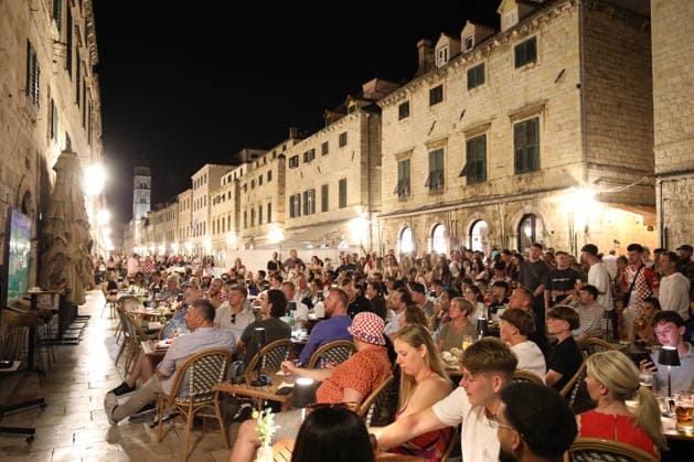 260617_PXL_fans world cup 2026 Fan atmosphere while watching the match between Croatia and England at Stradun street, in Dubrovnik, Croatia, on June 17, 2026. Grgo Jelavic PIXSELL  GrgoxJelavic PIXSELL